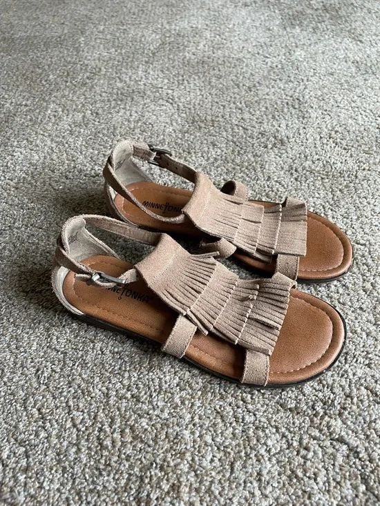 Minnetonka Women’s ' Tan Fringe Sandals Size 6 Leather Upper - Picture 2 of 8
